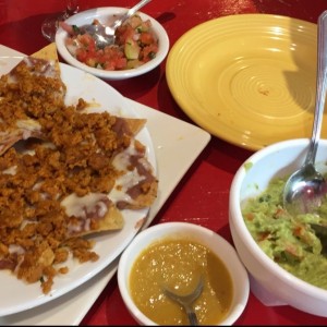 nachos de chorizo y guacamole