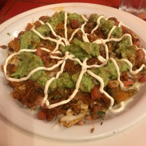 nachos especiales con carne y chorizo 