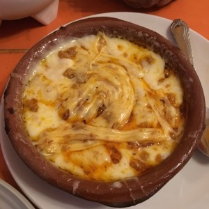 queso fundido con chorizo