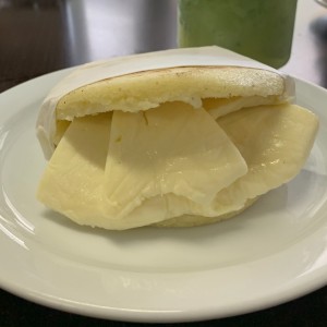 Arepa con queso de telita 