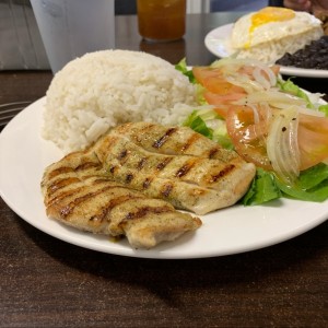 Pollo a la plancha con arroz y ensalada 
