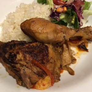Pollo guisado con arroz y ensalada