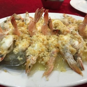 camarones con ajo al vapor sobre cama de fideos