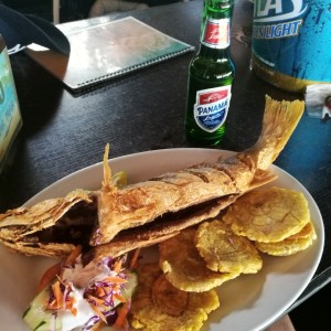 Corvina frita con patacones.