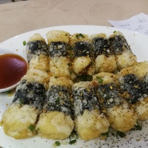 Tofu envuelto en hoja de sushi frito