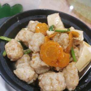 Cacerola de Bolita de Pescado con tofu fresco