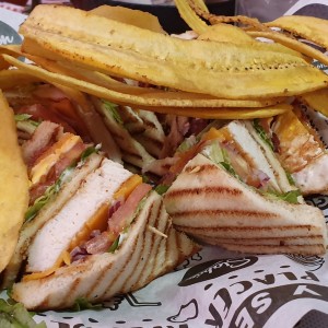 Club sandwich y Platanitos