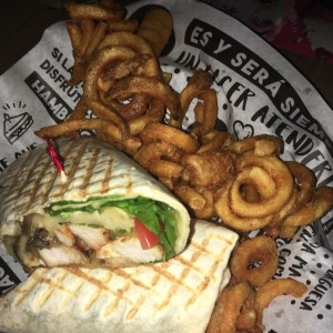 chicken mushroom wrap con papas curly 