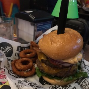 XXL Burger con aros de cebolla