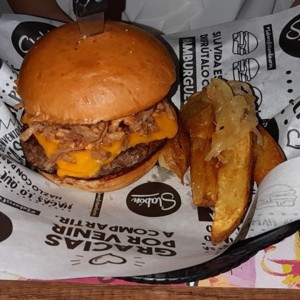 hamburguesa con queso y cebolla caramelizada