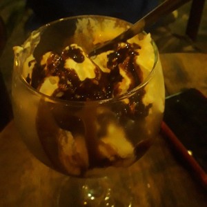 helado de vainilla con chocolate