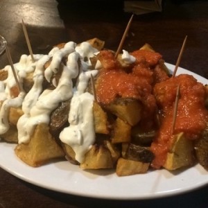 papas con salsa alioli y brava