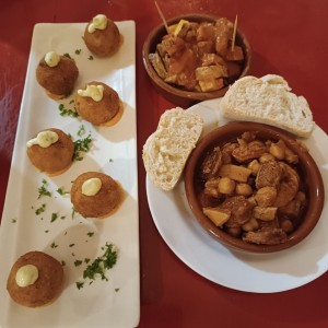 croquetas, callos y garbanzos, papas bravas