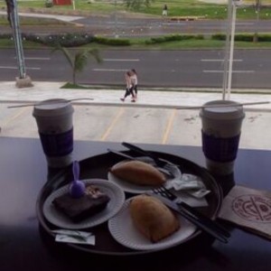 empanada de pollo y cafe