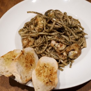 Pasta al pesto con camarones 