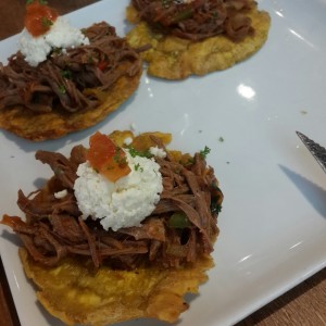 Patacones con ropa vieja