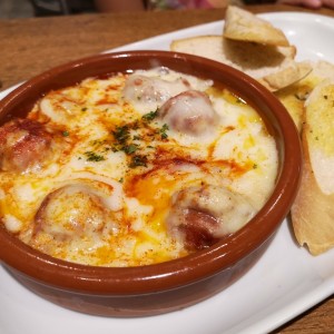 Queso Fundido con Chorizo