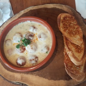 Queso Fundido con Chorizo