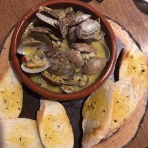 Almejas al ajillo