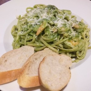 linguini al pesto con camarones