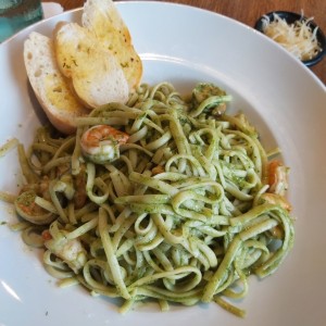 pasta al pesto con camarones