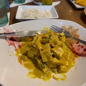Pollo al curry y coco con arroz blanco