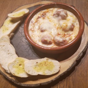 queso fundido con chorizo