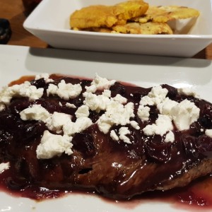 filete en salsa de cranberry con queso