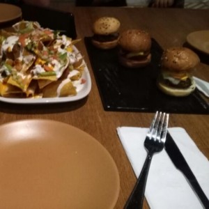 Trilogia de hamburguesas y nachos con carne
