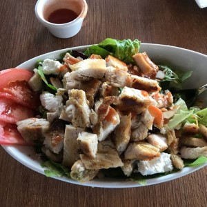 Ensalada de Arrandanos y Quezo de Cabra con Pollo a la Plancha