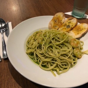 pasta camarones al pesto