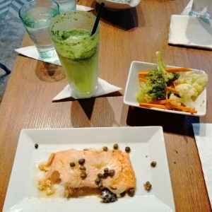 Salmon con vegetales. Limonada con hierva buena