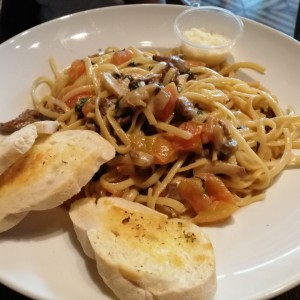 Fetuccini con filete en salsa blanca