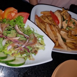 pollo salteado con ensalada