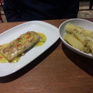 Corvina al Ajillo con Yuca al Moho