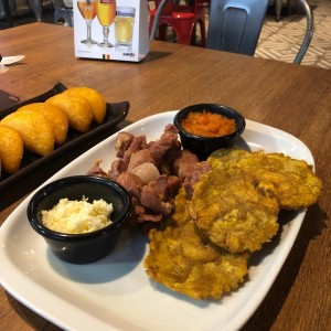 Chicharrones con Patacones