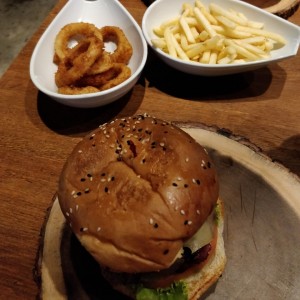 Hamburguesa, onion rings, papitas