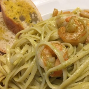 Linguini al pesto con camarones