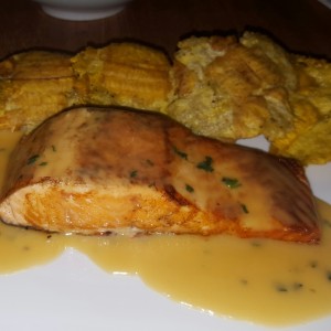 Salmon en salsa de maracuya