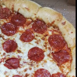 Pizza de pepperoni con borde de queso 