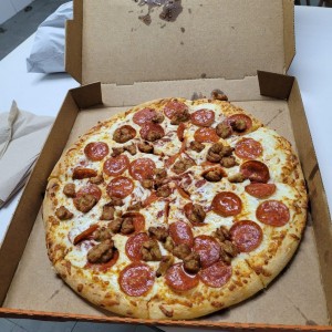 Pizza Familiar de Pepperoni y Salchicha Italiana