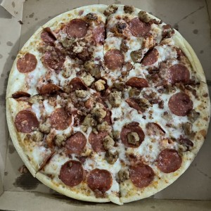 Pizza 3 Meat Treat Familiar