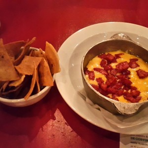 Queso fundido con chorizo