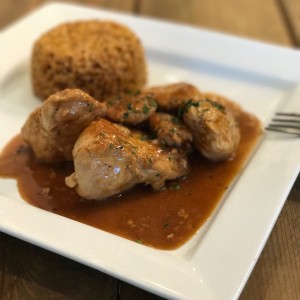 Pollo en salsa de tamarindo y arroz con Paprika