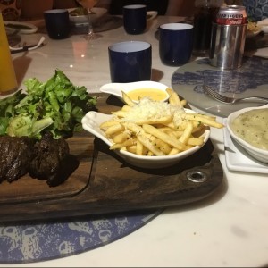 Filete de res al grill, salsa Bearnesa, papas fritas y parmesano