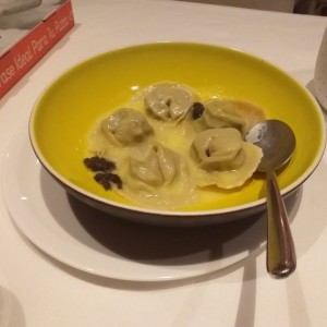 Agnolotti fresco rellenos de queso fontina y trufa negra, beurre blanc