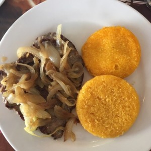 Filete encebollado con tortillas