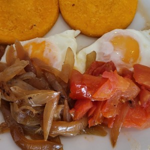 Huevos con tomate y cebolla 
