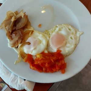 Huevos con tomate y cebolla