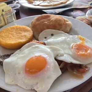 Filete a caballo con tortilla y hojalda